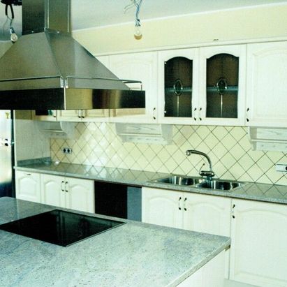 Edificaciones Completas 65-66 Sl vista interior de cocina blanca