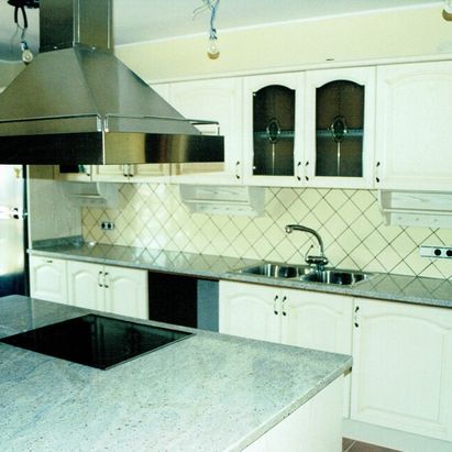 Edificaciones Completas 65-66 Sl vista interior de cocina blanca